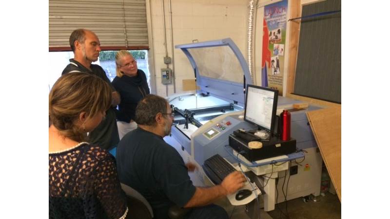 社区居民学习如何使用激光切割机